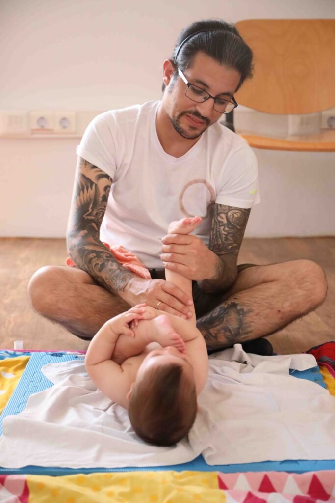 μπαμπάς με μωρό, βρεφικό μασάζ, μαζί με αγάπη