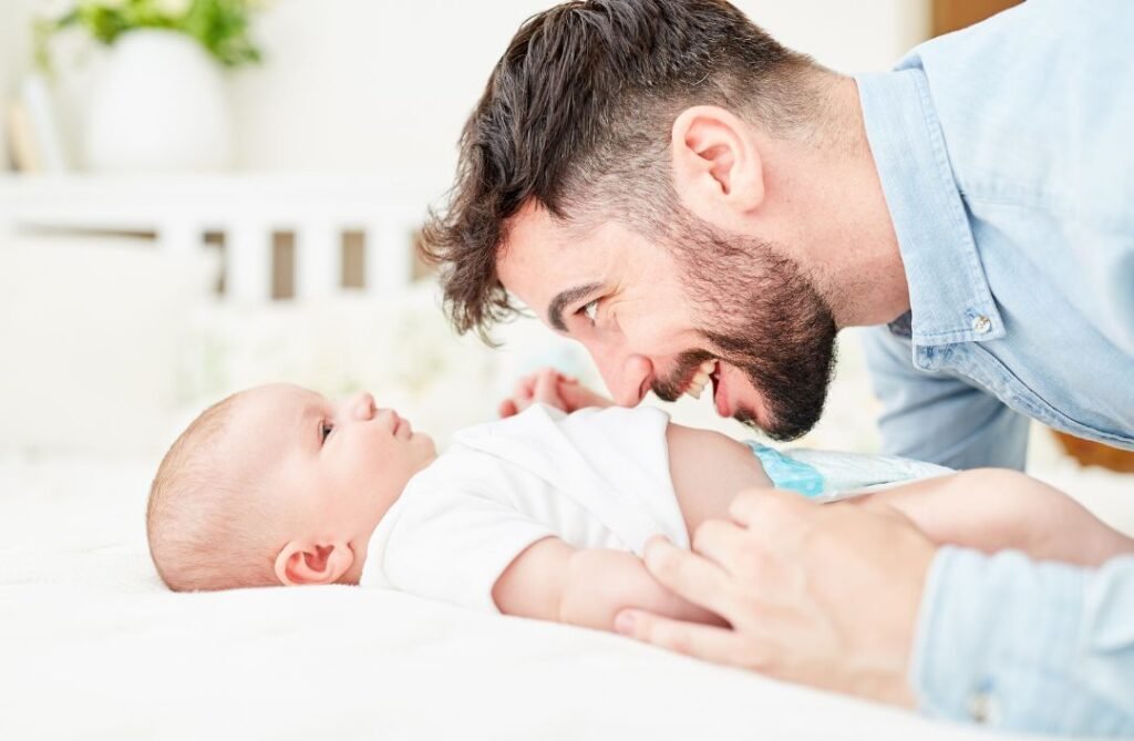μπαμπάς με μωρό, βρεφικό μασάζ, μαζί με αγάπη